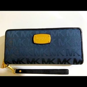 MICHAEL KORS
Signature JET SET Continental Wallet